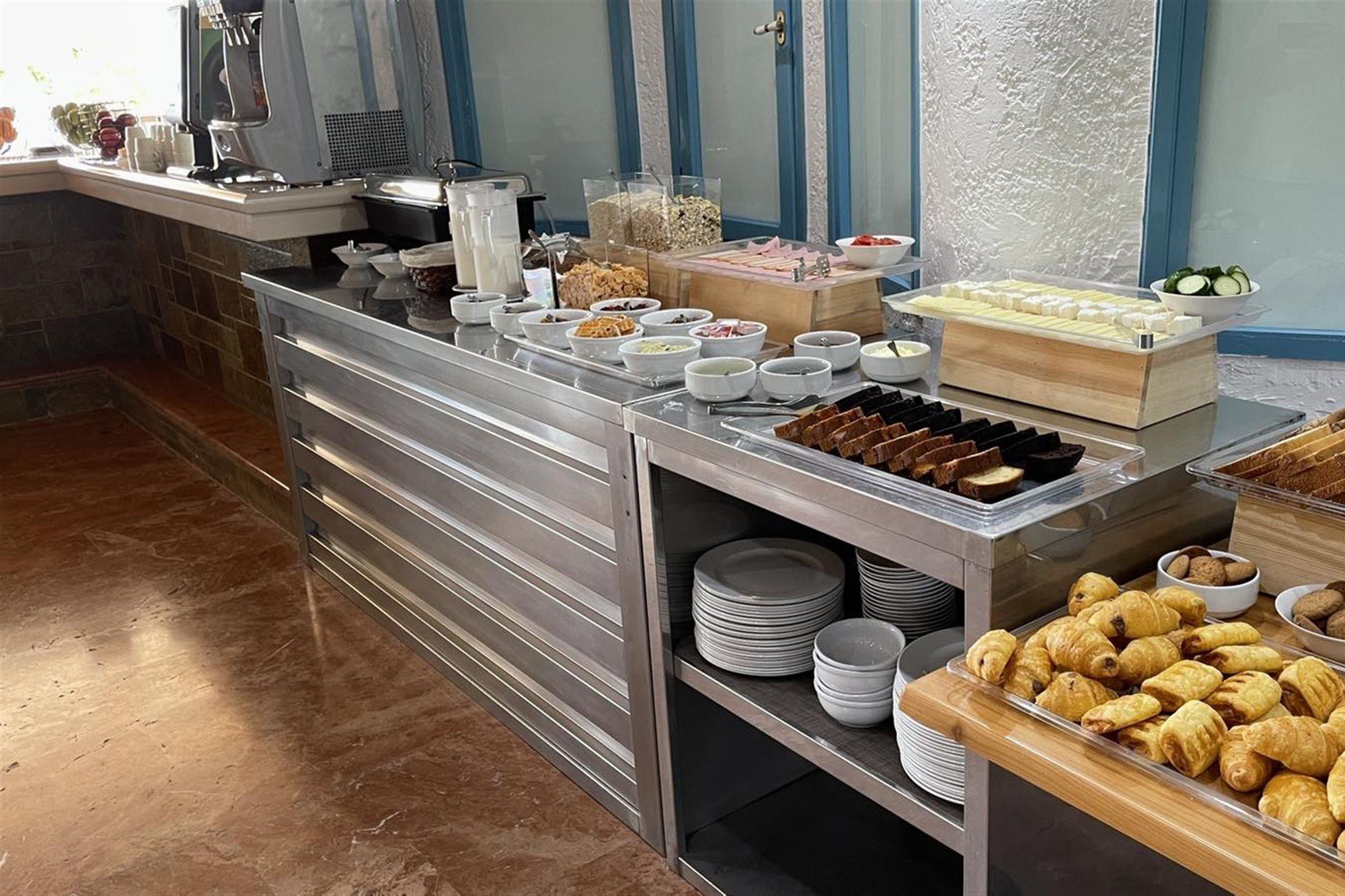 Nikos Hotel Малиа Екстериор снимка