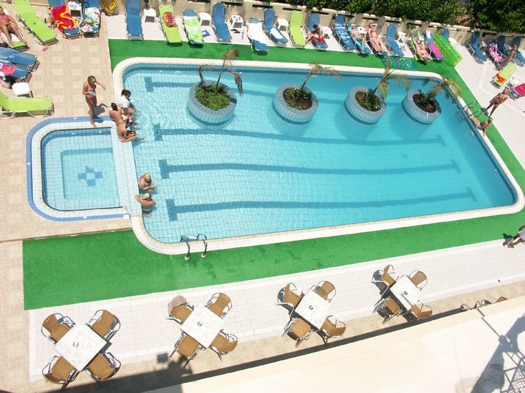 Nikos Hotel Малиа Екстериор снимка