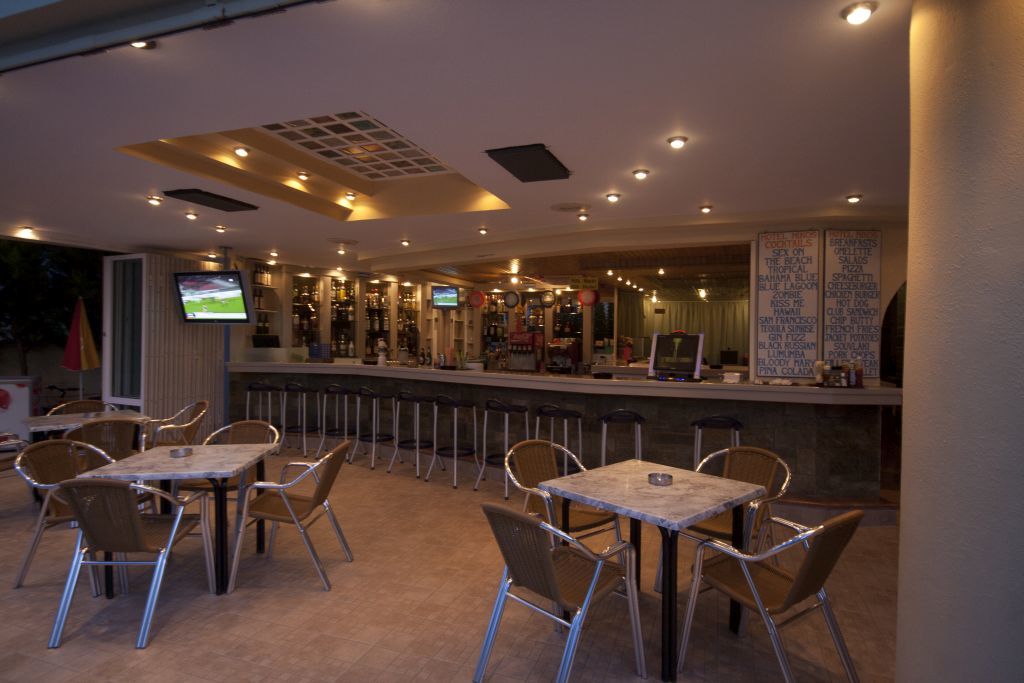 Nikos Hotel Малиа Екстериор снимка