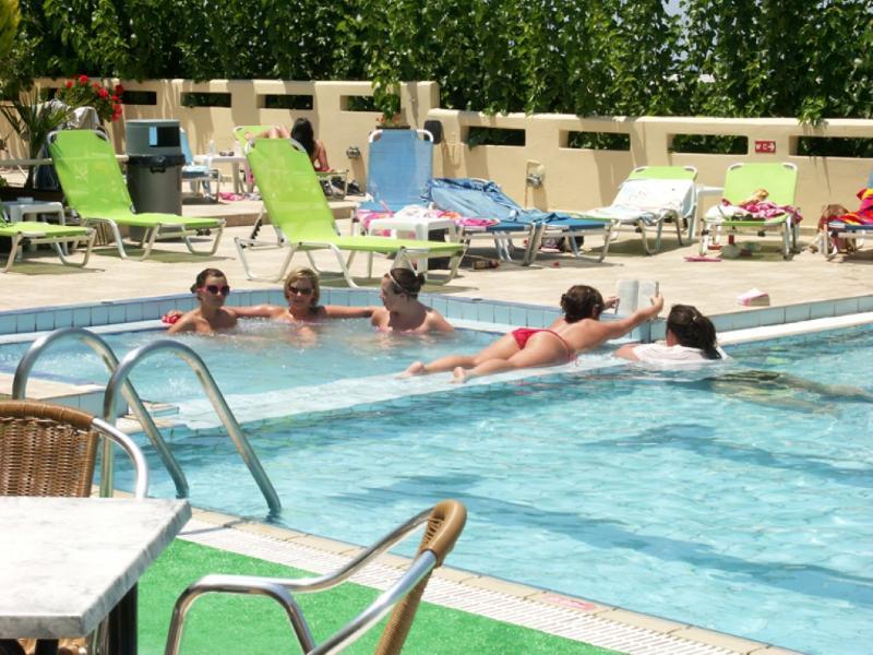 Nikos Hotel Малиа Екстериор снимка